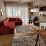 Cosy, Centrally-Located Flat