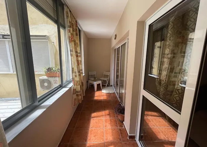Cosy, Centrally-Located Flat